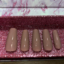 Load image into Gallery viewer, Simple and Chic
